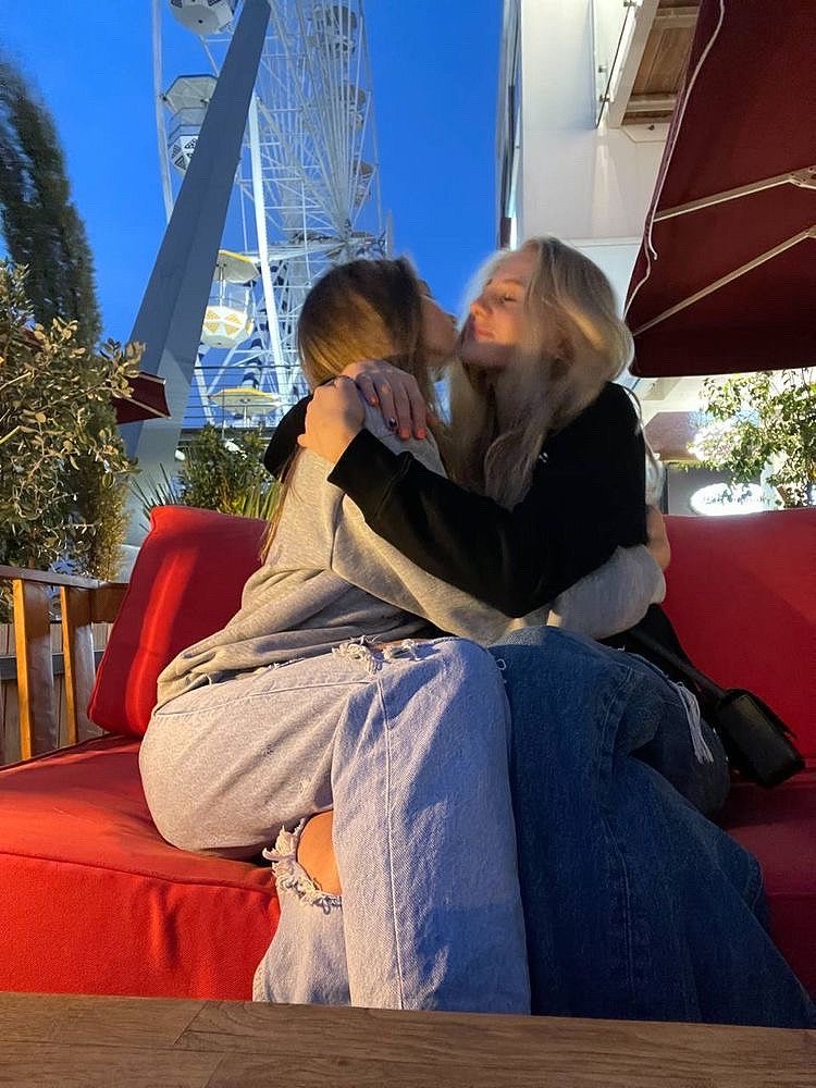 Girls__Kissing's tweet photo. Ferris Wheel romance๐ก
#GirlsKissing #FerrisWheelKiss #RomanticViews #LoveInTheAir #NighttimeRomance #love #hugging https://t.co/ybImqRIctD