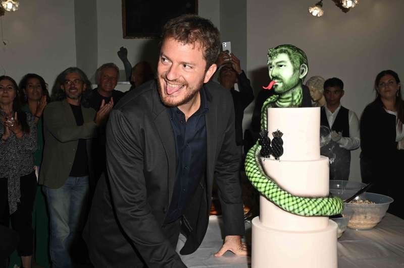 RadiniTedeschi's tweet photo. Compleanno di Daniele Radini Tedeschi - Dagospia articolo di Gabriella Sassone 
https://t.co/nFEMIE8qDn https://t.co/OCd1qT0VNv
