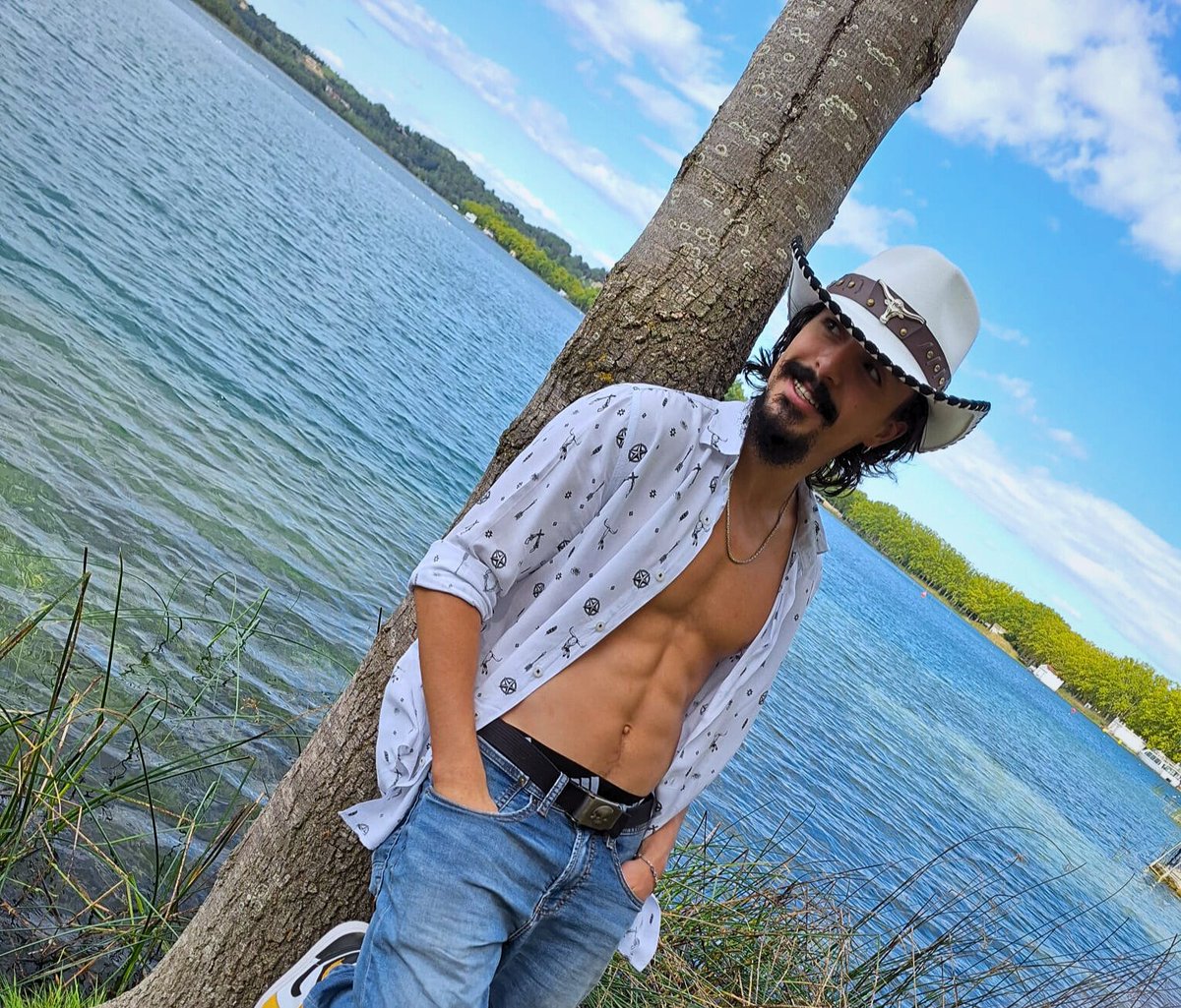 EyanUnfiltered's tweet photo. Save a horse, ride a cowboy

#Cowboys #muscles #fit #athletic #daddy #chaser #cowboy #public #abs https://t.co/u0KJPKnAoX