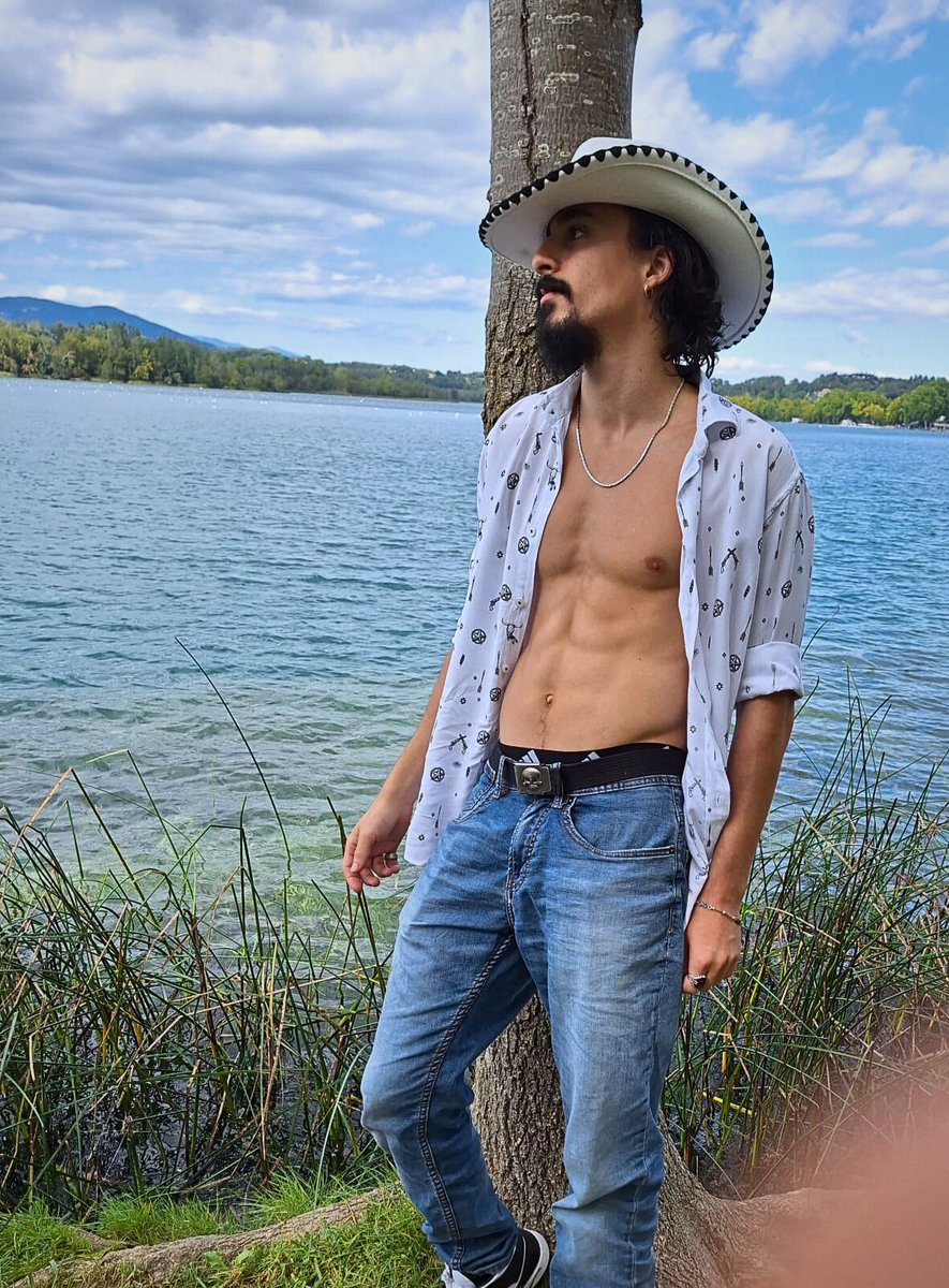 EyanUnfiltered's tweet photo. Save a horse, ride a cowboy

#Cowboys #muscles #fit #athletic #daddy #chaser #cowboy #public #abs https://t.co/u0KJPKnAoX