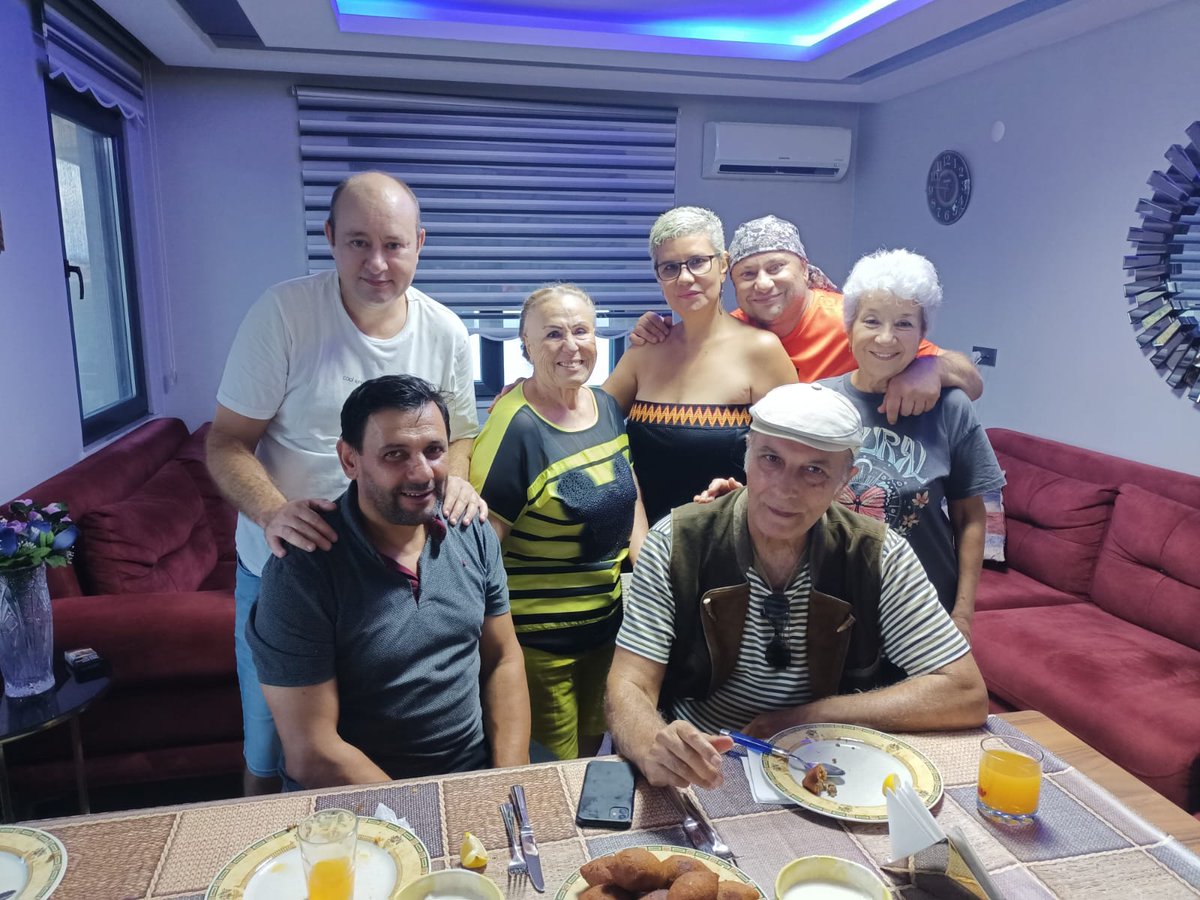 Yeşilçam'ın 1978 yapımı "Sultan" filminin, başrollerini Türkan Şoray ile paylaşan efsane oyuncumuz Bulut Aras, bize akşam yemeğine geldi. Canım Bulut ağabeyciğimle, yemeğimizi yerken biraz Yeşilçam'dan, biraz mûsıkîden bahsettik... Bende bir Semahat Özdenses bestesi yorumladım...