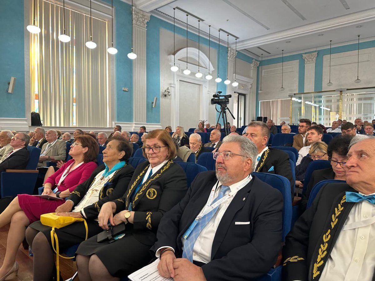 Με ιδιαίτερη συγκίνηση για την πολύ μεγάλη τιμή που μου έκαναν, βρέθηκα στην Craiova στη Ρουμανία για πρώτη φορά ως Επίτιμο Μέλος της Ακαδημίας Επιστημών της Ρουμανίας.

Η ομόφωνη απόφαση ελήφθη από την Γενική Συνέλευση της Ρουμανικής Ακαδημίας Επιστημών.