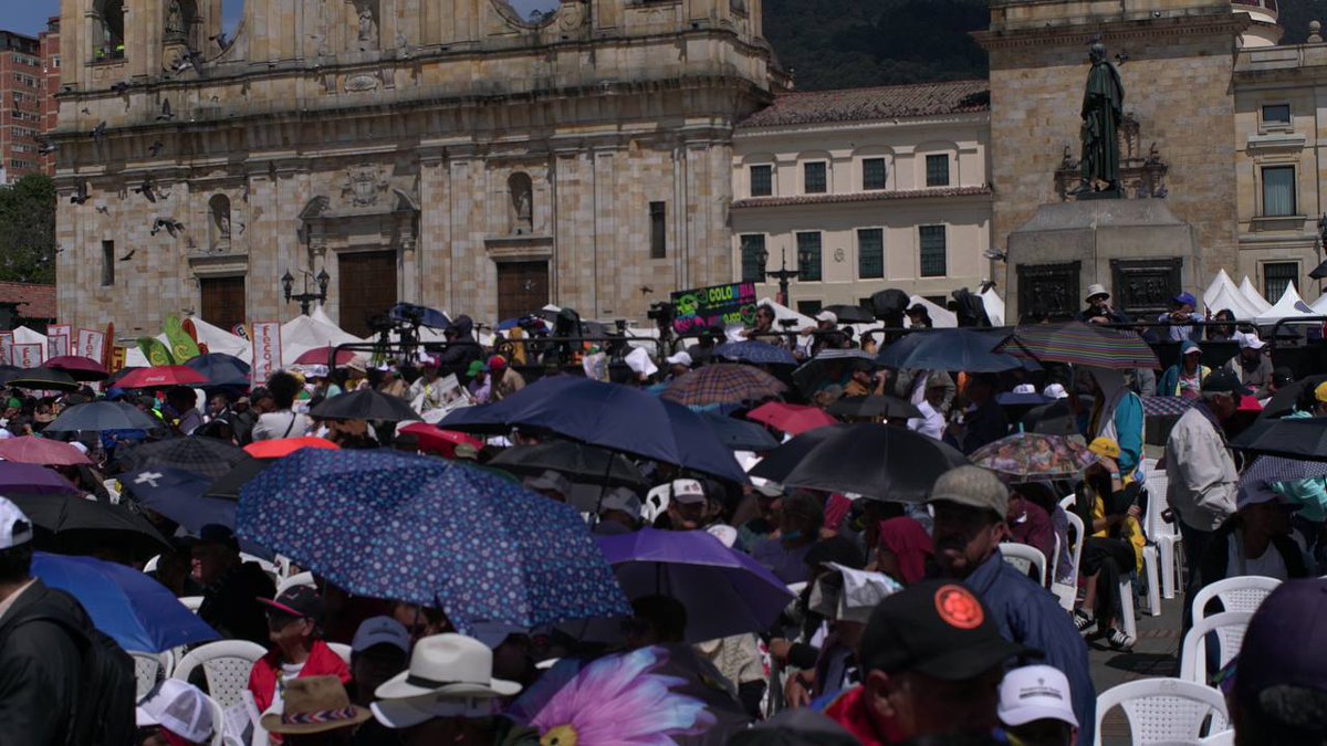 RadNalCo's tweet photo. #AEstaHora 📣 Con carteles y arengas miles de ciudadanos se movilizan en las calles de Bogotá y diferentes puntos del país en apoyo al presidente Gustavo Petro con sus reformas sociales, además de estar en contra de un posible golpe de Estado. https://t.co/AdPUWem5XM