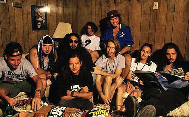 HistorietaLa's tweet photo. Ese Chris era Chris Cornell y ese Eddie era Eddie Vedder. 

Antes de todo lo que vino.

Y es que a veces parece que todo comenzó con el Nevermind. 😑

Y no, hubo una gran escena anterior, de chavales que tocaban juntos y eran amigos, antes de aquel 1991 que cambió tantas cosas. https://t.co/OsfyUf1Blk