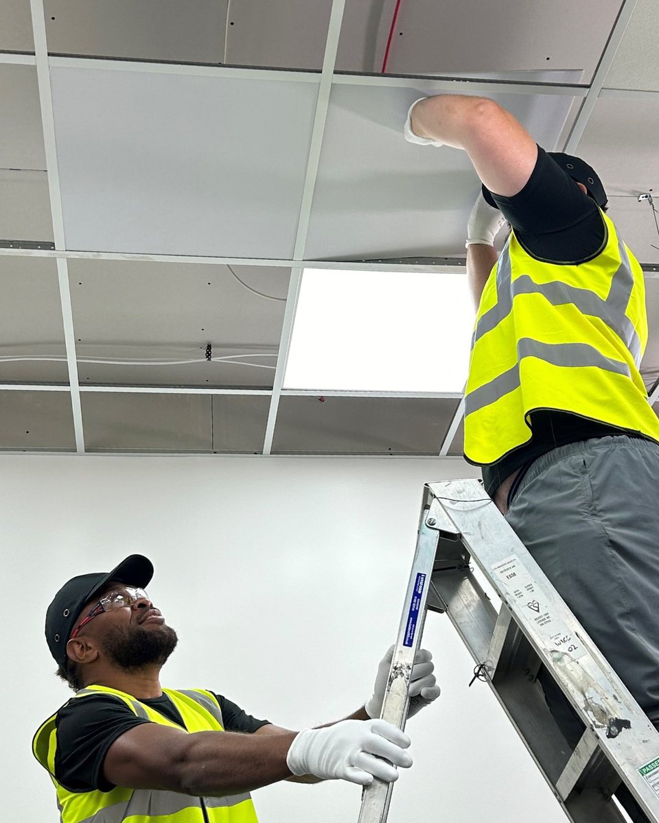 Ceilingtilesuk's tweet image. Behind the scenes look at the ceiling installation process. No fluff, just results. 🛠️

#CeilingInstallation #CeilingUpgrade #ConstructionLife #CeilingInstall #Installation