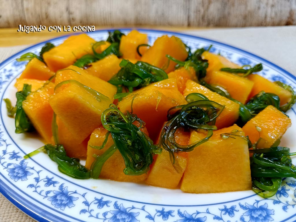 CocinaJugando's tweet photo. Jugando con la Cocina: Melón Charentais con alga wakame y soja . Irresistible https://t.co/xnzsLioVpT https://t.co/rqM2Bquvqu