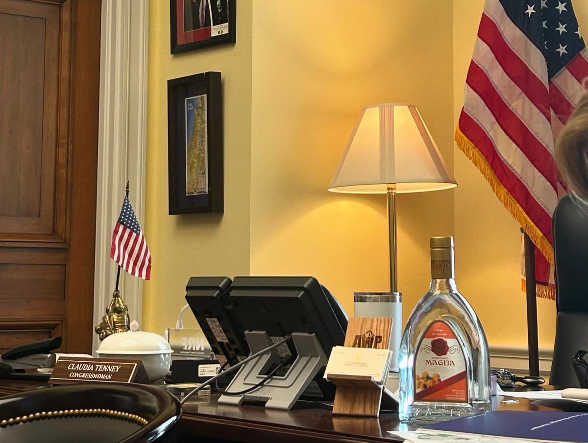 Конгресменка Клаудија Тени из Њујорка сматра Србију савезником Америке, а за нас је овакав сусрет важан да можемо у пријатељској атмосфери у Конгресу да причамо о свим потенцијалима за српско-америчке односа и да тражимо савезнике за оно што радимо. 

Госпођа Тени је пријатељ