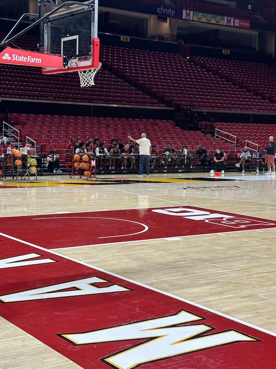 CoachPatsos's tweet image. Special day here @TerrapinHoops when Naismith Hall of Famer  @GARYWILLIAMS02 addresses the team…practice really matters a lot at this level and be excited and ready to practice every day.  That’s why he made so many players better!!!