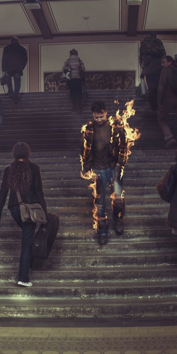 _SOSYOLOG_'s tweet photo. Başka kimim var ki tutunacağım?
Fecr-i sadığına sığınacağım.
Ey varlığına benliğimi adadığım.
El eman! El eman!
Cayır cayırım.
Kuşat beni;
Kalabalıklar içerisinde
Yapa yalnızım.
Darılır,terkeder isen zayi olacağım.
Leyl’i Efruz’um
Varlığı ile kalbimin ritmini bozan soluğum
Sensiz manasızdır her nefes.
Adın anıldığı an,kırılıyor bu kafes…