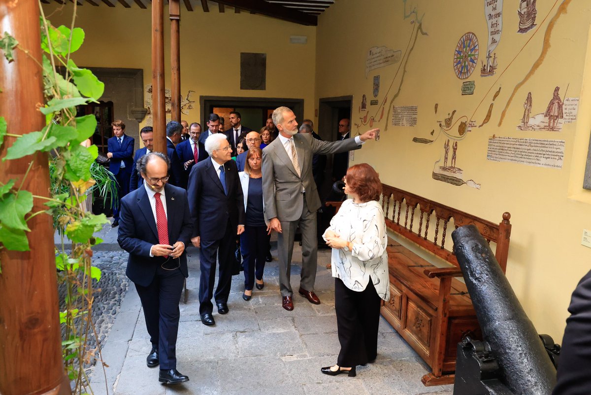 CasaReal's tweet photo. Recorrido del Rey por la Casa de Colón en Las Palmas de Gran Canaria junto al presidente de la República Italiana, Sergio Mattarella.

➡️https://t.co/yTQ8J29099 https://t.co/dojvw9xELw