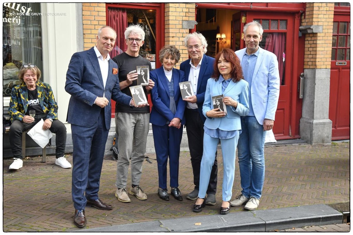 LANCERING DE VLINDERKUS

Vanmiddag vond in de Roode Bioscoop te Amsterdam de presentatie plaats van de novelle van Cees van Cees van Ede: De vlinderkus. 
Op de foto met Hedy d’Ancona, Rosita Steenbeek, Arjan Peters en Martien Frijns.