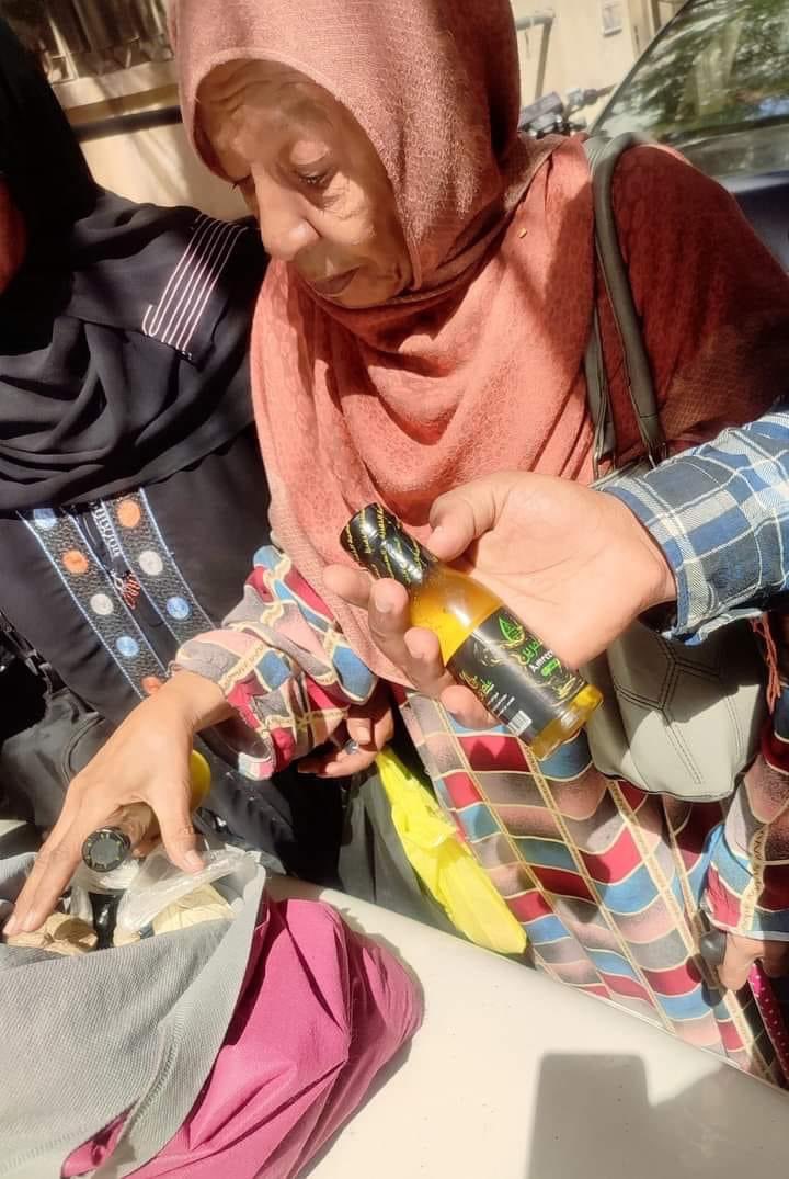 196__Z's tweet photo. منقووول
#___امنا كلنا🫂♥
السلام عليكم اليوم وانا في شارع السفارة السودانية في الدقي قابلتني خالتو ام احمد ♥(قالت لي ناديني بالاسم دا)

احمد ربنا يرحمه كان ولدها واتوفي وسابها وحيدة في الدنيا ما عندها زول تمشي ليهو ولا بيت قاعدة في فندق.. 

عندها دكوة سودانية وويكة وشمار و زيت فول 
بتبيع كل حاجة ب 10 ج بس
ابنها مات بس احنا كلنا بناتها واولادها

رجلها مكسورة وواقفة في عز الشمس
العاوزه منكم تجبرو بخاطرها
الناس البتمشي السفارة السودانية في الدقي اخدو منها عشان دموعها غالية علينا كلنا.