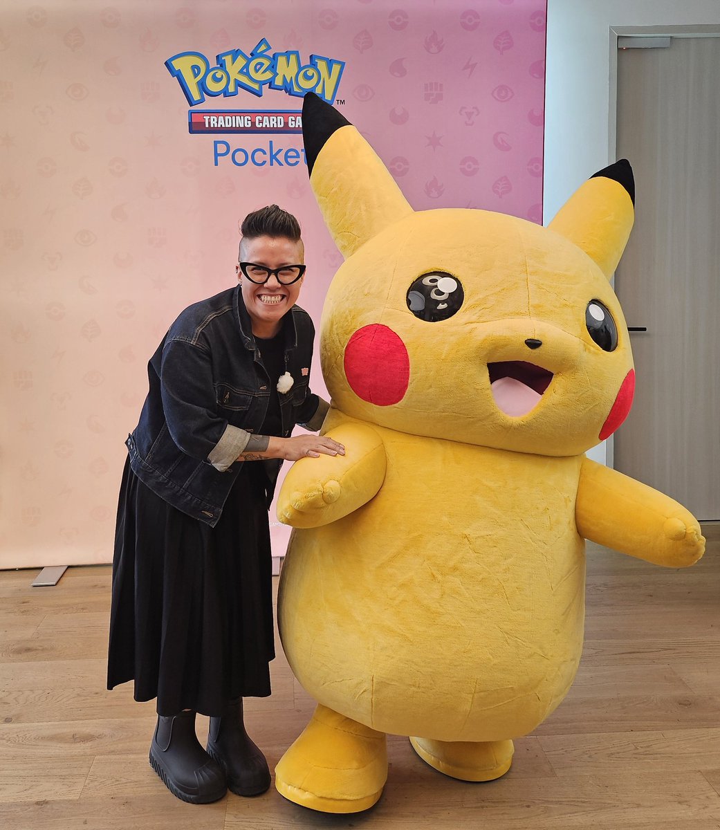 Abrace mucho a Pikachu!!!!! 🖤😬