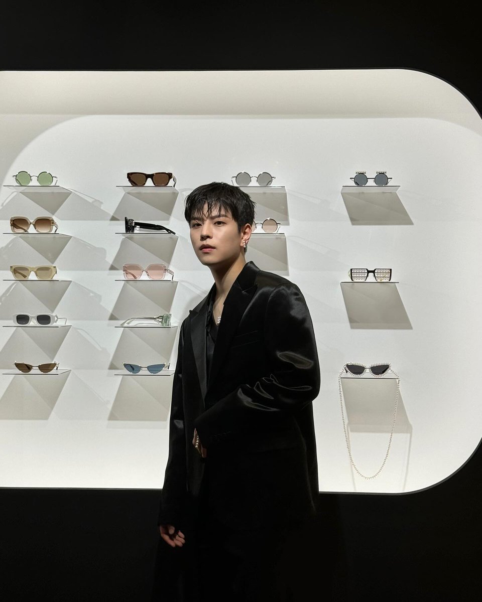seungminrated's tweet photo. INSANE. https://t.co/P2Q81S938x