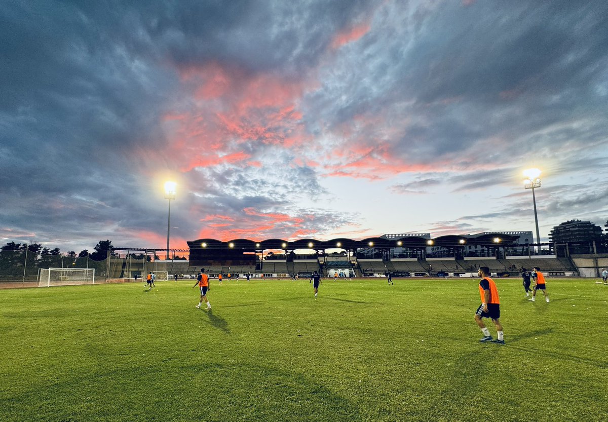 NUESTRO HOGAR 🤩🌅

No son malas nuestras vistas ¿Verdad?. 🤔

El primer equipo prepara la visitas del <a href="/cdbuzanada/">CD Buzanada</a> este Domingo.