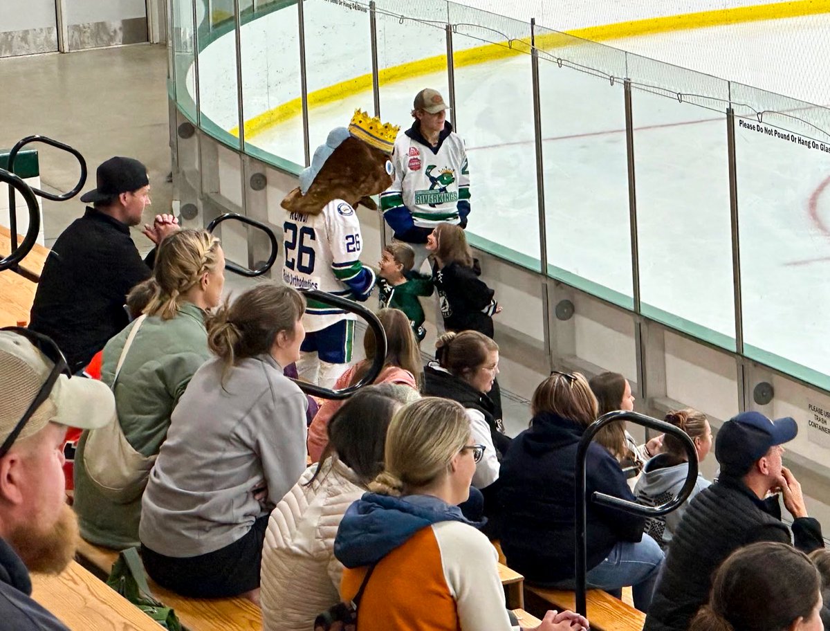 Making a difference 👏 

The Riverkings were happy to come help the Everest Showdown this last Sunday in order to help grow youth hockey. We are more than just a hockey team. Thank you for having us! 

#DefendTheReign