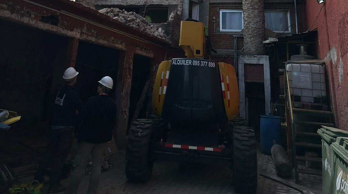 ¡Un día histórico para Olimpia!

Comienza la obra de reemplazo de la caldera de leña por bombas de calor, celebrada en el marco del contrato con UTE/Eficener.
El proyecto contempla también la adquisición de nuevos tanques, una caldera secundaria de gas, nuevos dispositivos para