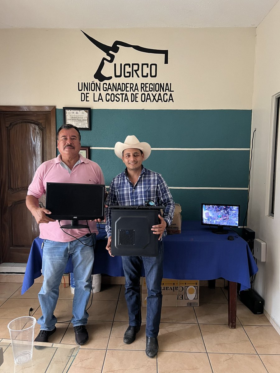 Un privilegio  apoyar a la Ganadera Local de Zocoteaca de León, agencia de Santa María Ipalapa, con un equipo de cómputo, que aumentará los servicios en beneficio de todos los productores de la
Comunidad. Reiterándole mi compromiso con todos <a href="/JulioBerdegue/">Julio Berdegué</a> #Oaxaca