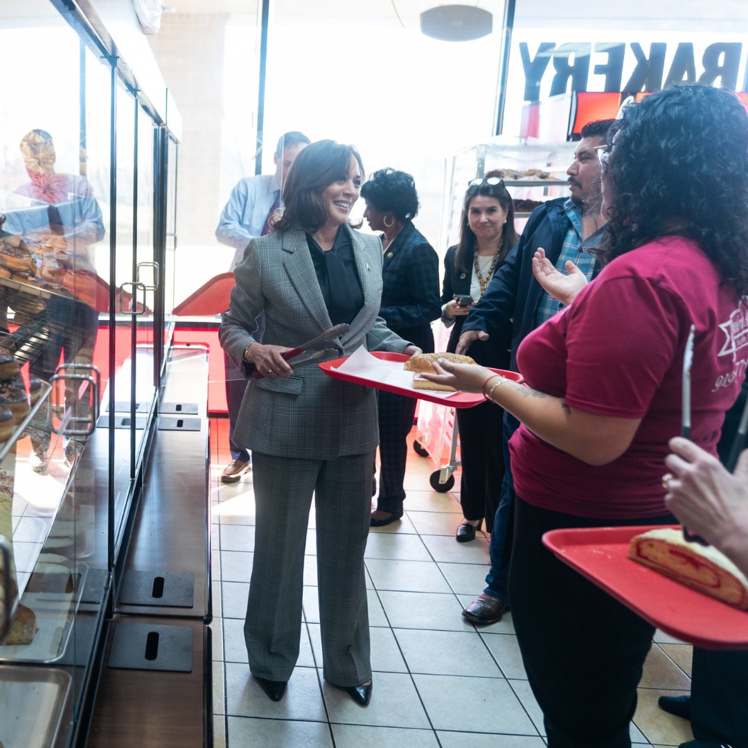 VP46Archive's tweet image. Small businesses are the heart of our communities. I am proud that a record 19 million new small business applications have been filed during the Biden-Harris Administration.