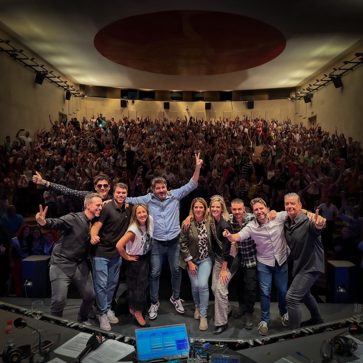 lasmananaskiss's tweet photo. BRUTAL 🙌🏼🙌🏼🙌🏼

¡Qué noche más increíble hemos vivido en el primer SHOW en directo de la temporada de Las Mañanas KISS en #Santander! 🎉🎤 ¡Gracias a todos por venir y hacer de esta noche algo inolvidable! 💫

Nos decís que os lo pasáis en grande... pero no sabéis la VIDA que nos da poder veros las caras en directo a toda la familia de #LasMañanasKISS que estáis al otro lado de la radio. ❤️📻 ¡Millones de gracias por acompañarnos! 🙌

El Show de Las Mañanas KISS | Presentado por Islas Canarias, el lugar con el mejor clima del mundo 🌞🏝️