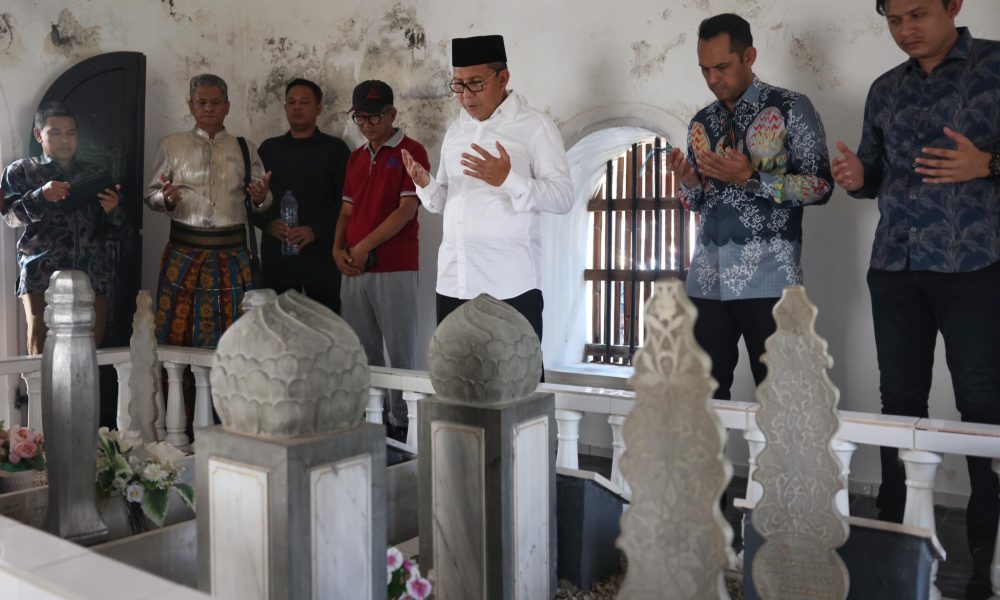 Danny Pomanto Ziarah ke Makam Ulama Besar Sulsel AGH Ambo Dalle: MAKASSAR, EDUNEWS.ID-Wali Kota Makassar Moh Ramdhan Pomanto menyempatkan diri berziarah ke makam Anregurutta (AG) H. Abdurrahman Ambo Dalle di Mangkoso, Barru, Sulawesi Selatan, Kamis,… dlvr.it/TDRm84