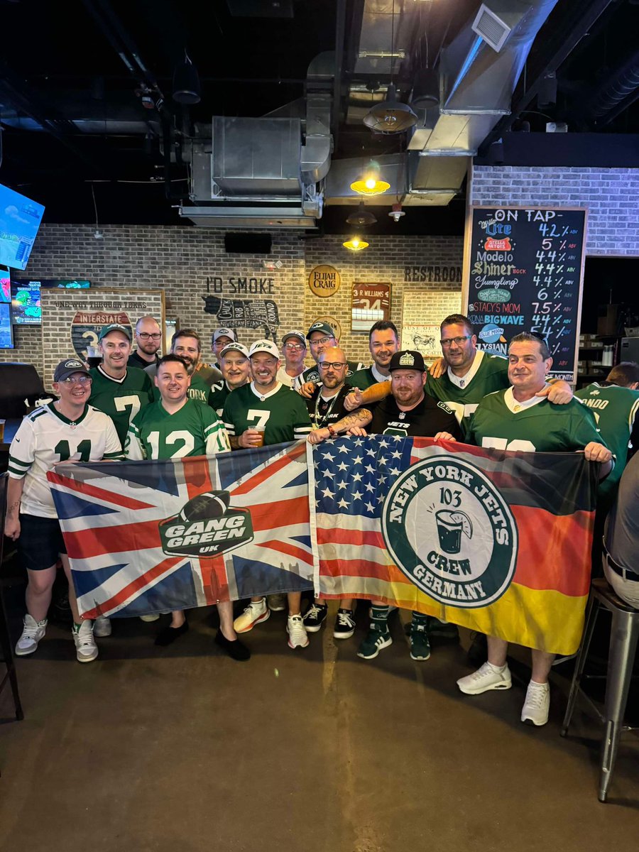 Gang_GreenUK's tweet photo. Some of the gangreen admin team and members repping with @GGGRedaktion and the 103 Crew prior to the home opener tonight 💚 @antonbar247 @NYJ_JimmyDee @jambobradley26 @TWooles @jetwoz #homeopener #NFL https://t.co/KO3lnfdF15