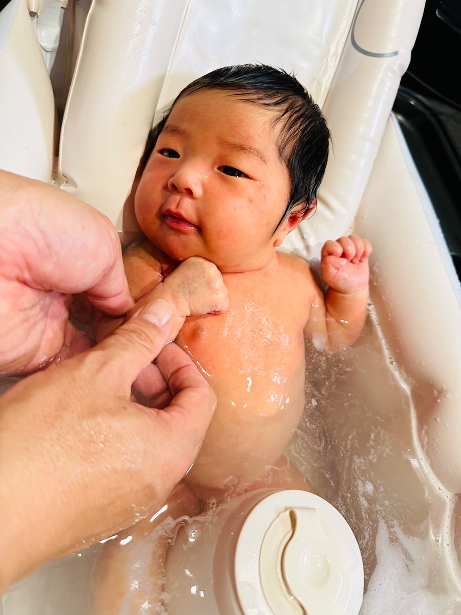 うちの娘はお風呂大好きなんやけど
これは間違いなくじいじのおかげなんだよなぁ〜👴🏻

里帰り中の3ヶ月間、
お風呂だけはずーっとじいじとばあばが入れてくれてたおかげ☺️

時間やお風呂の温度にこだわるようになったのは、両親が徹底してくれたから！

生活リズムの第一歩をありがとう☺️
