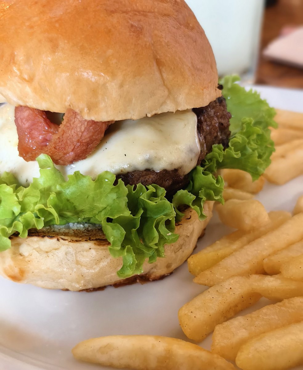 MarxelNev's tweet photo. Cambalache Parrilla Argentina, Medellín. Amazing burger!!!

#cambalacheparrillaargentina #parrilla
#Argentina
#Medellín #Colombia #vivo #vivox100series @ZEISSLenses #food #hamburger #burger https://t.co/243bathIYj