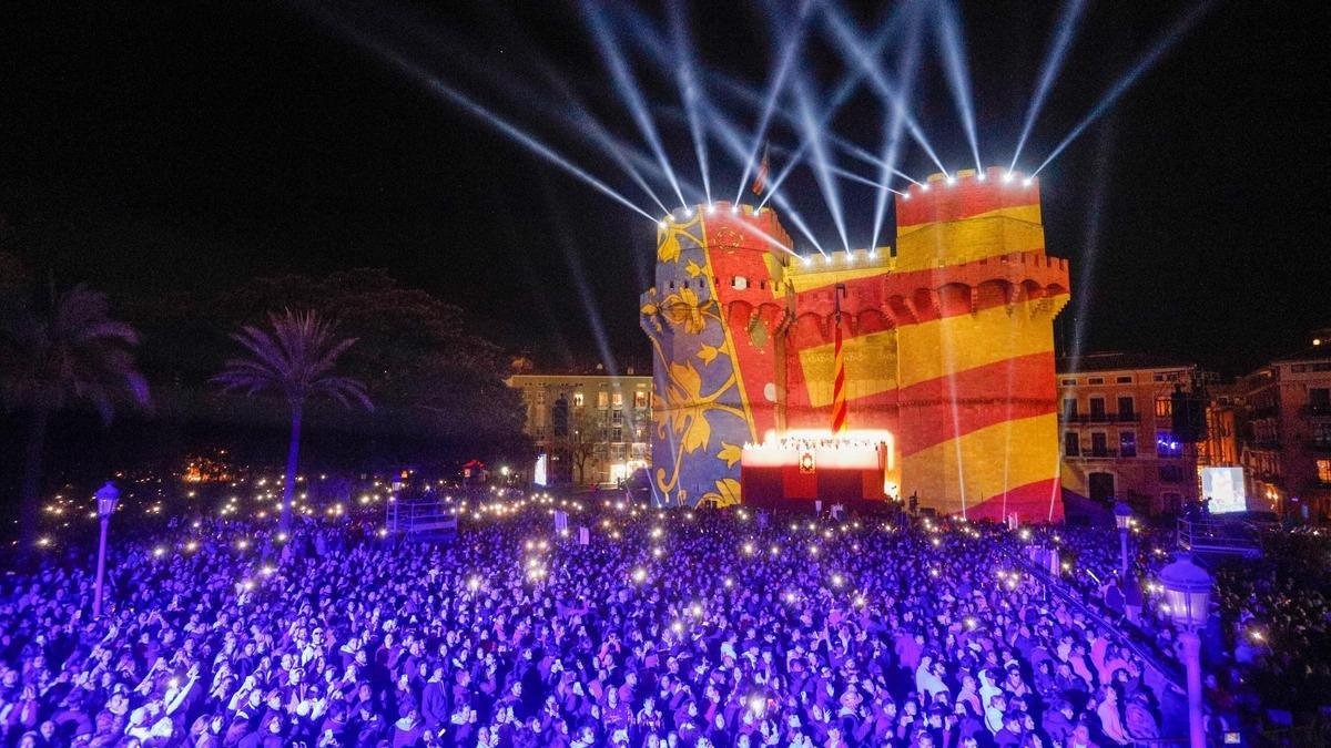 Els valencians tenim ben clar quina és la nostra bandera. 

I és la Real Senyera! 💙❤️💛