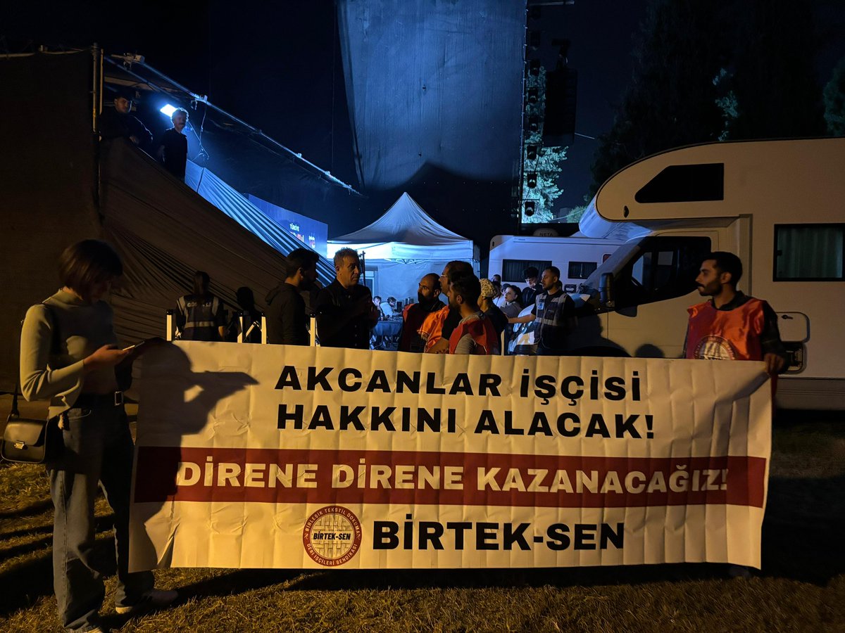 birlesiktekstil's tweet photo. Konser için Gaziantep’e gelen değerli sanatçımız Haluk Levent (@haluklevent) konser öncesi, 34 gündür direnişte olan #AkcanlarTekstil işçileri ile görüştü.

#GastroAntep Kültür Yolu Festivali kapsamında düzenlenen konserden önce  direnişçi Akcanlar işçileriyle görüşen Haluk Levent, “Direnişinizi ve mücadelenizi biliyorum. Bu haklı mücadelenize destek olmak ve taleplerinizin kabul edilmesi için elimden geleni yapacağım” dedi. 

Sevgili Haluk Levent’e emekten yana bu tutumu ve bu anlamlı desteği için teşekkür ediyoruz. 

#AkcanlarİşçisiHakkınıAlacak