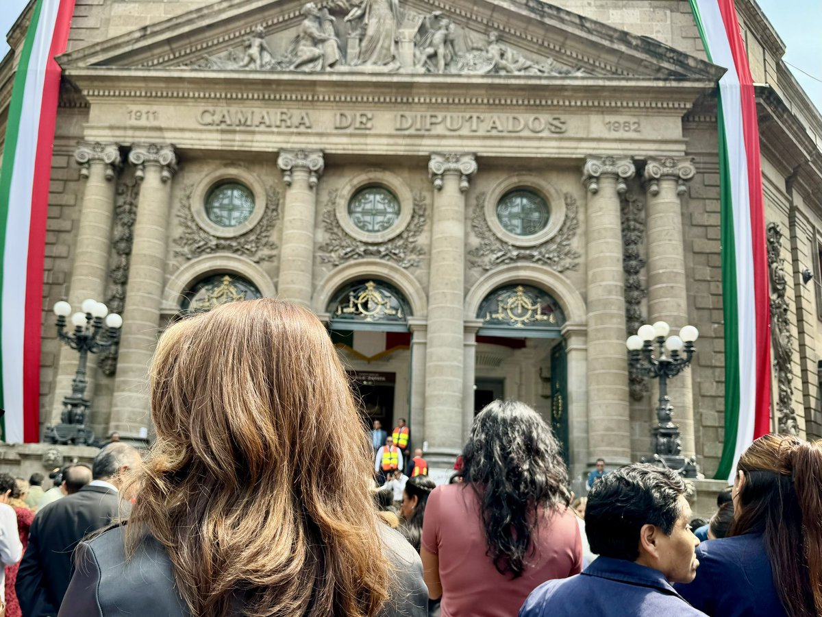 Claudiamontesol's tweet photo. En los sismos de 1985 y 2017, fueron la solidaridad del país y la sociedad civil los que sacaron adelante a nuestra Ciudad. 

Desde el @Congreso_CdMex nos corresponde apostarle a la cultura de la prevención para enfrentar cualquier desastre natural. https://t.co/2zXwropB9q