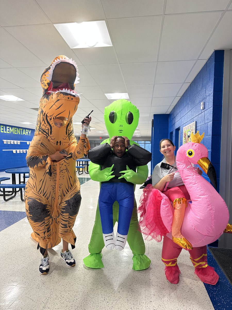 🪩Everyone had fun at the PTO Hero Hustle Fundraiser today! We even got to see our admin team in their new outfits!🦩🦖👽 #HWES #Discovertheheroinyou #OurD5Story