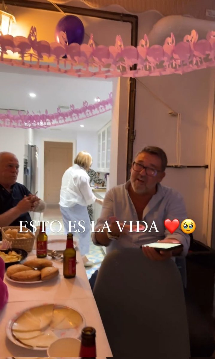 Comento__todo's tweet photo. Disfrutar la vida así con gente querida es lo mejor🥰 #Jessingo19S https://t.co/xNFUDrY4QO