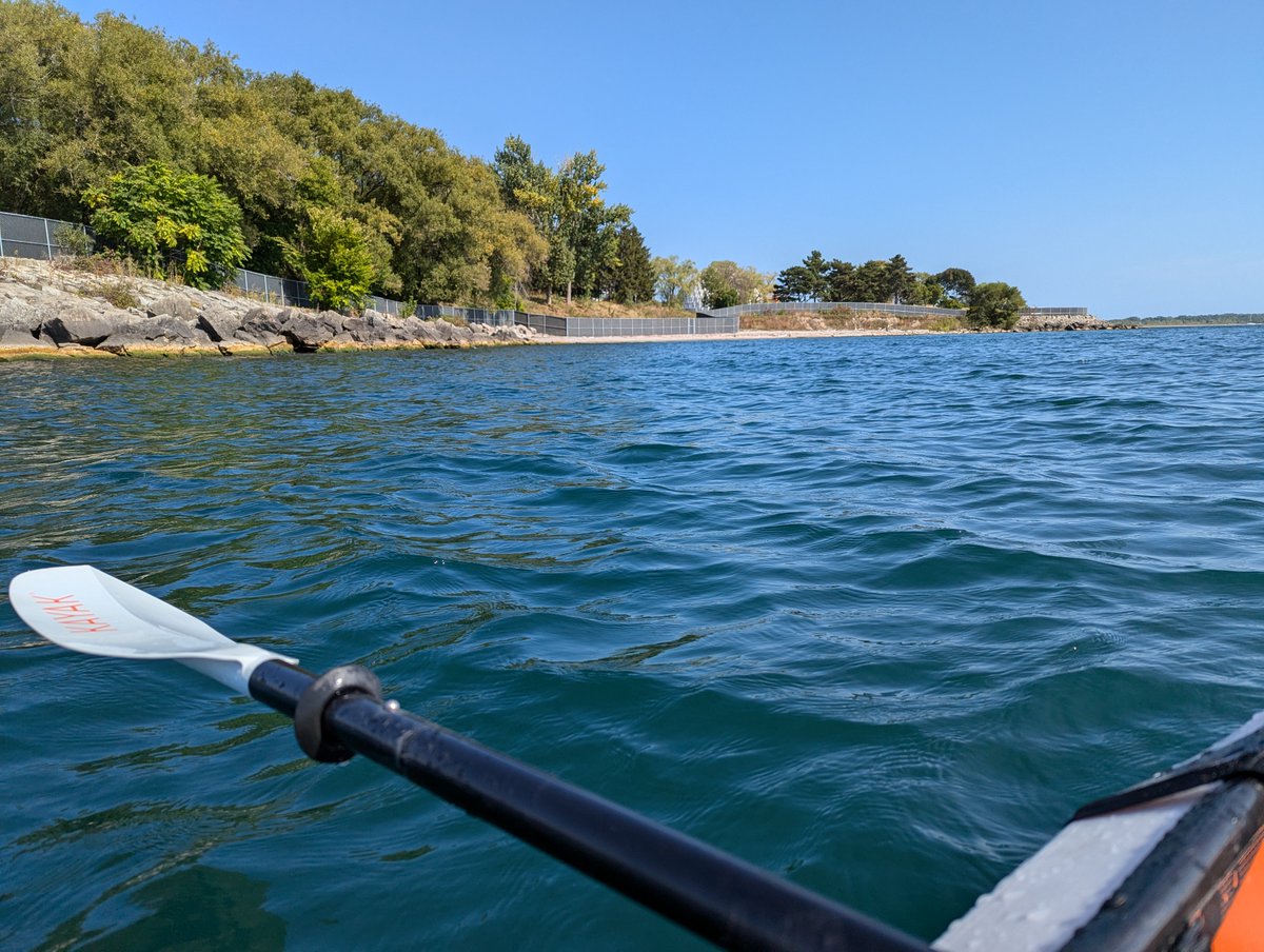 torontomike's tweet photo. If you're wondering what Ontario Place looks like these days from the other side, a big ugly fence keeps us kayakers from getting beyond the beach #kayakto https://t.co/BDKkbnKYuk