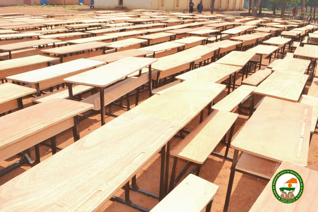 Cérémonie de réception de 1000 tables bancs réparés par l'Union des Scolaires Nigériens. Ce projet s'inscrit dans le cadre du sous programme IV du FSSP qui soutient la promotion et la vulgarisation des valeurs communes comme le Patriotisme, le Civisme, la Civilité, la Solidarité.