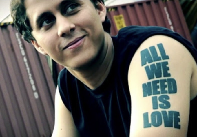 Canserbero murió a los 26 años en circunstancias “extrañas.”

Pudo haber sido el mejor rapero de habla hispana, y era un poeta con un talento como pocos.

Aquí las 11 frases que más me gustan:

1. “La muerte está tan segura de ganar, que de ventaja te da una vida.”