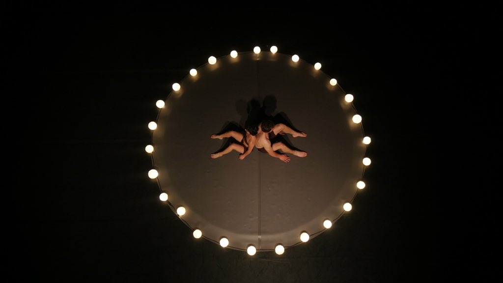 « Lueur » par le Cirque de la Guirlande est un bijou circassien.

Deux artistes généreux qui font tourner cette sublime création partout en France. 

➡️ Retrouvez notre article sur Facebook.com/CultureCirque 

📸 Philippe de Ram