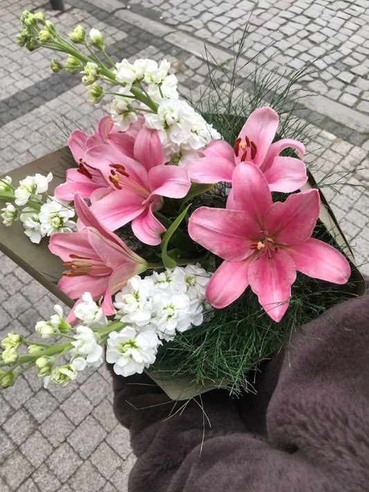 i3Moment's tweet photo. Lily bouquet https://t.co/7tytnxxznZ
