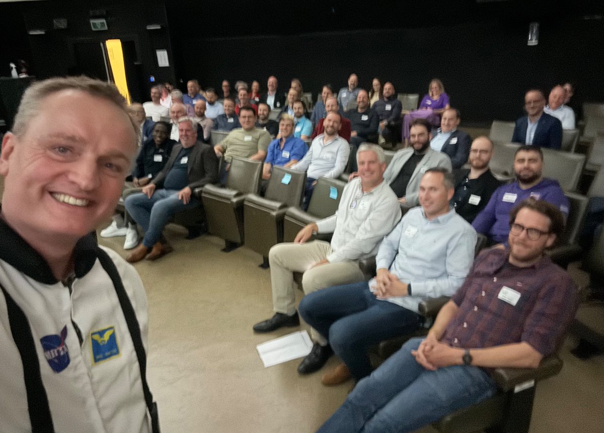 Live from the Brussels Planetarium… The 13th edition of the BNIX Networking Event ended by a walking #dinner and lots of exchanges in the Planetarium hall. See you next year for the special #anniversary edition! #bnixevent #Belgium #networks  #Internet #community #selfie