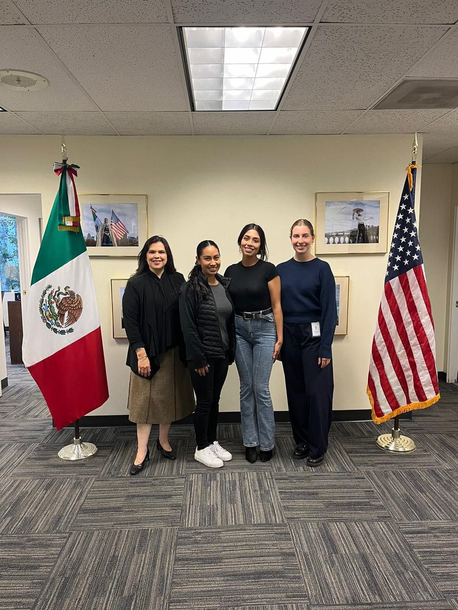 ConsulMexPot's tweet photo. Un gusto recibir en @ConsulMexPot a Lizeth Barbosa y María Cecilia Flores, quienes nos compartieron su grata experiencia como participantes del Programa de Inmersión Cultural y Voluntariado 2024, que permite a jóvenes de origen 🇲🇽 conocer y conectar con sus raíces @IMME_SRE #PICV https://t.co/dyiSj13BOd