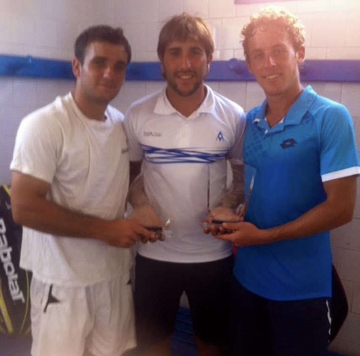 9 años de esta foto, @robertocarballes , gana a @oriolroca93, en la Final <a href="/ATPWorldTour/">ATPWorldTour</a> Challenger en Marruecos acompañados por Iker Aguirre que regresó a Navarra y puso en marcha <a href="/ipartenis/">Ipartenis</a> 
Casi tres años después del colapso de nuestra instalación seguimos esperando.