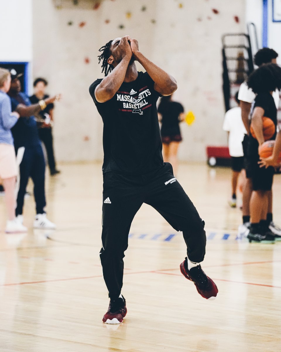 Had a blast <a href="/HolyokeBGC/">Holyoke Boys & Girls</a> 🏀

Another great night spreading joy and love for the game with our community!!

#Flagship🚩