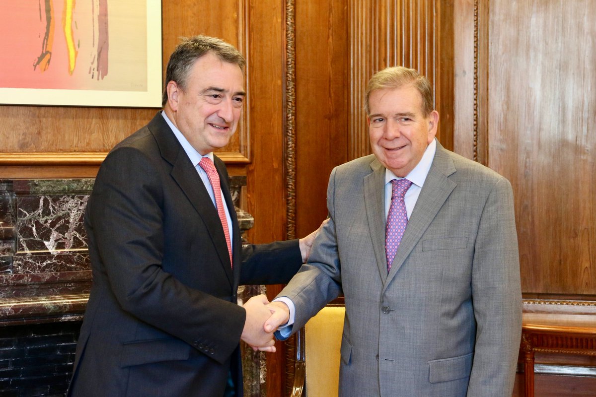 ideiazabaldub's tweet photo. El PNV ha pasado de apoyar el reconocimiento de @EdmundoGU en el Congreso (junto a PP y Vox) a no hacerlo ni en el Senado ni en el Europarlamento. Se ve que alguien se ha dado cuenta que está muy feo ir de la mano de la ultraderecha. Eso y que Josu Jon Imaz les ha dado un toque. https://t.co/R0fAPWQfcV