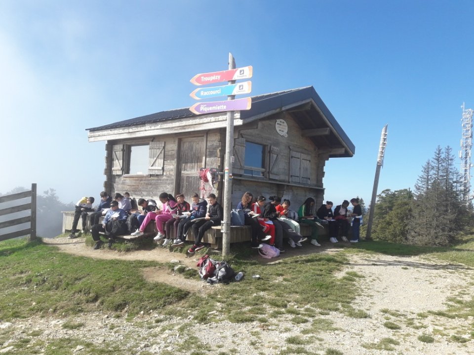 diderot25's tweet photo. Deuxième journée pour le séjour d'intégration des élèves de 6e du @ClgDiderot @acbesancon @diderot25 
Encore une journée magnifique 🌞 qui a permis aux élèves de découvrir la 🎣 et un superbe paysage🤩 https://t.co/ksPF0hQt2u