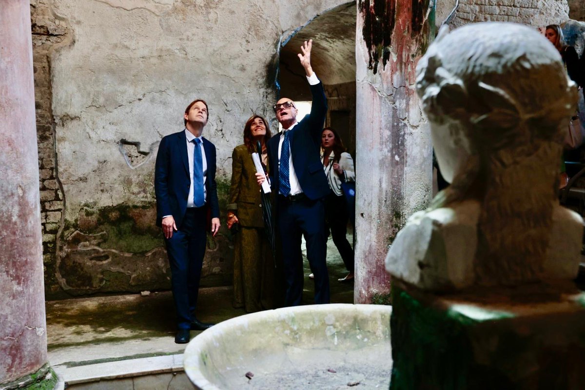 ICCROM_DG's tweet photo. I was honoured to visit #Herculaneum Archaeological Park with/ @USUNRomeAmb Prescott, Francesco Sirano, Park Director and Jane Thompson of the Herculaneum Conservation Project. 
The site is an example of conservation and management, where the community is at the heart. https://t.co/1nsGuISjwb