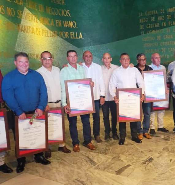 César Piñón Álvarez, Director de la UEB Operaciones Pesqueras de #Episur fue uno de los Cuadros Destacados del Sistema Minal y recibió el reconocimiento de manos de <a href="/AlbertoLopezcu/">Alberto López Díaz</a>
¡Felicidades #Episureño!
#SomosEpisur #GenteQueSuma
<a href="/PosadaLoriga/">Armando Posada Loriga</a>
<a href="/GrupoPesquero/">Grupo Empresarial de la Industria Pesquera</a>