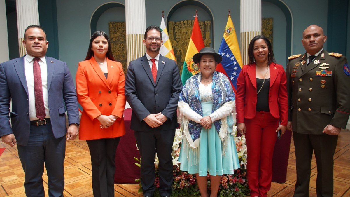 Emb. en Bolivia tweet media