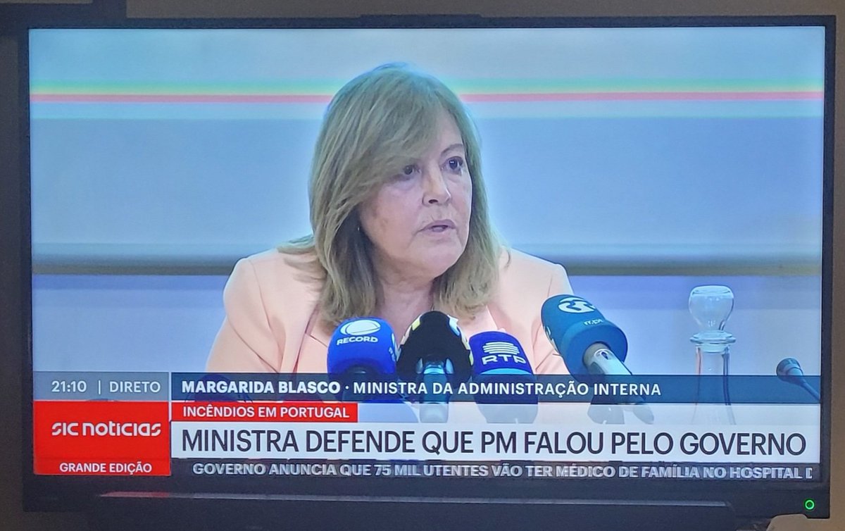 Está uma incompetente e irresponsável na minha TV...