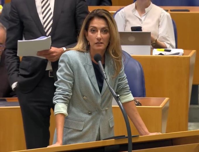 PetravanDam3's tweet photo. #algemenebeschouwingen #algemenebeschouwingen2024 #apb #APB2024 #debat 

Eerder ging ik door het vuur voor Yesilgöz maar heb hier, vanwege haar gedrag dat steeds extremistischer wordt, erg spijt van. Ik walg elke dag een beetje meer van deze vrouw die stevig in de bruine drek zit. 

Terwijl de oppositie de democratie en rechtsstaat verdedigt, houdt mevrouw haar waffel. Maar komt ineens interrumperen om de discussie dicht te gooien. Want kom niet aan de verzonnen asielcrisis. 

Smerig!