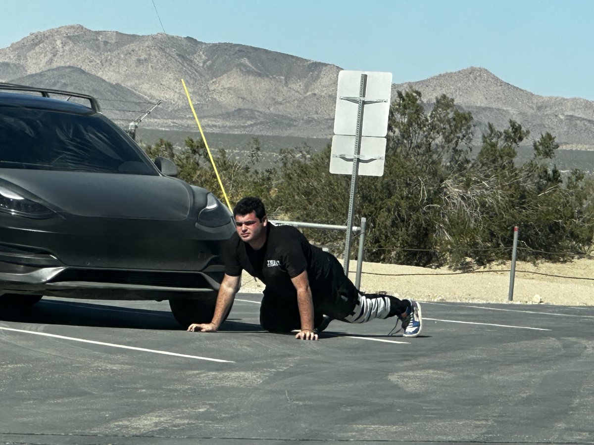 theblakeman9's tweet photo. @Tesla @BLKMDL3 Ass you wish.. 💫 https://t.co/A12QNsLGBQ